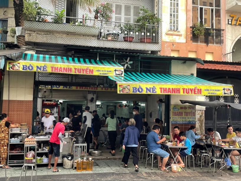 Tiệm bò né đông nhất sài gòn ngày bán 300 suất giá vỉa hè mà ngon như bít tết tiền triệu nhờ món pate độc quyền - 1