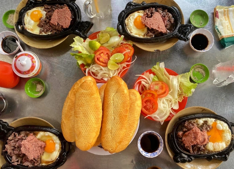 Tiệm bò né đông nhất sài gòn ngày bán 300 suất giá vỉa hè mà ngon như bít tết tiền triệu nhờ món pate độc quyền - 3