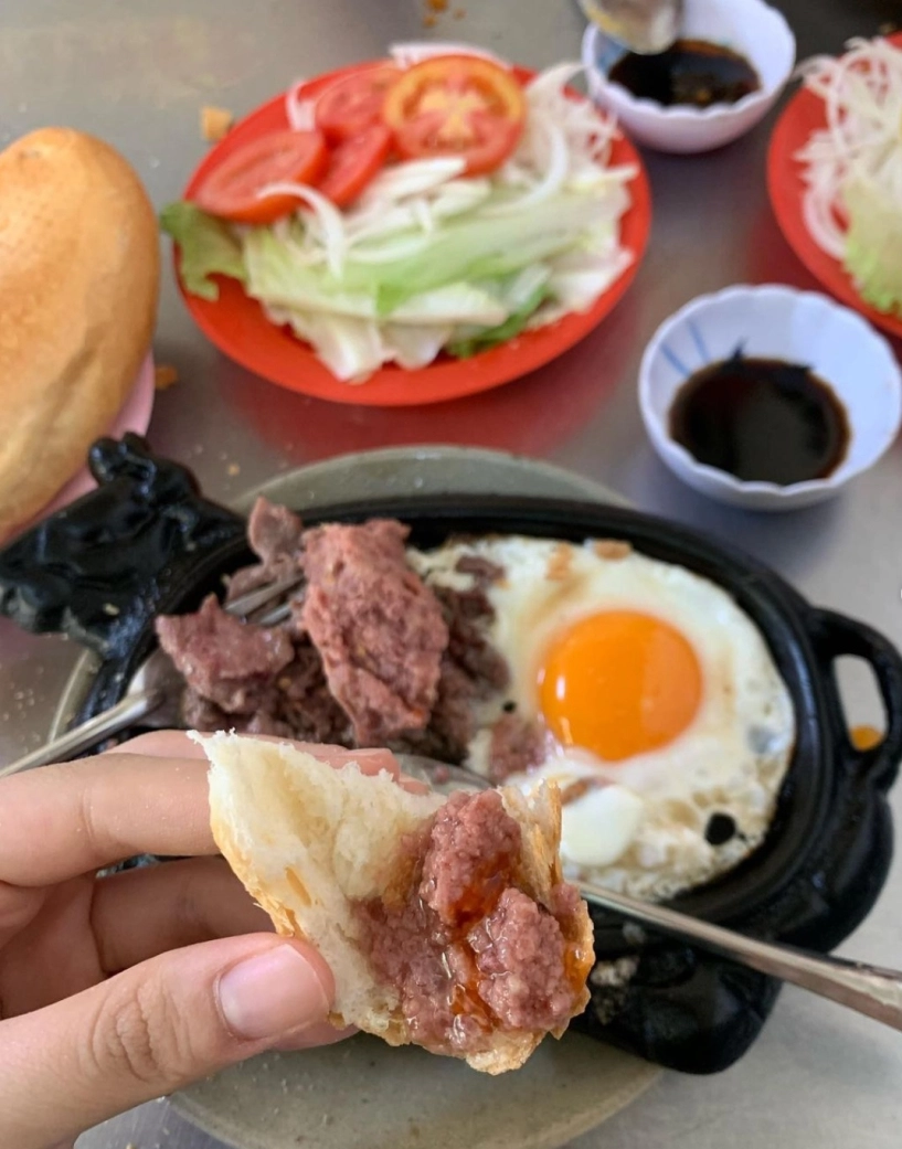 Tiệm bò né đông nhất sài gòn ngày bán 300 suất giá vỉa hè mà ngon như bít tết tiền triệu nhờ món pate độc quyền - 4