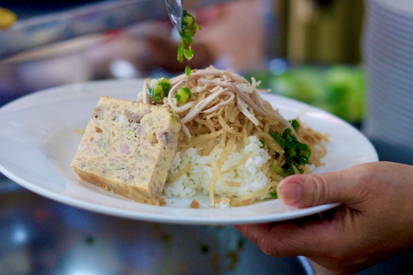 Tiệm cơm tấm sài gòn bán 6 tháng nghỉ 6 tháng vẫn đông khách nổi tiếng với món chả cua công thức 60 năm độc quyền - 1