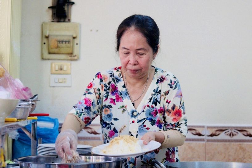 Tiệm cơm tấm sài gòn bán 6 tháng nghỉ 6 tháng vẫn đông khách nổi tiếng với món chả cua công thức 60 năm độc quyền - 2