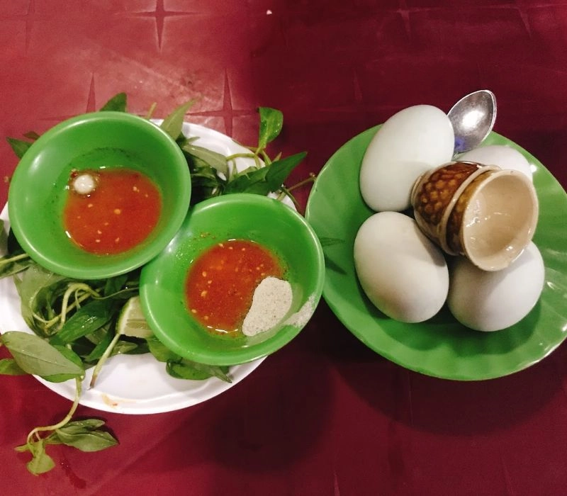 Tiệm hột vịt lộn lụp xụp nhất sài gòn ngày bán 4000 quả khu nhà giàu đắt gấp đôi vẫn đông có quán tự ấp tự soi tự bán - 1