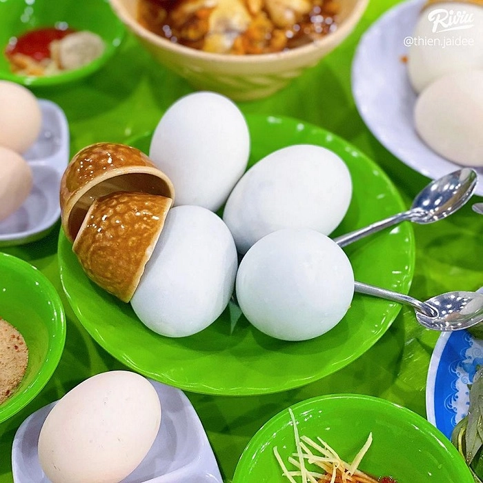 Tiệm hột vịt lộn lụp xụp nhất sài gòn ngày bán 4000 quả khu nhà giàu đắt gấp đôi vẫn đông có quán tự ấp tự soi tự bán - 3