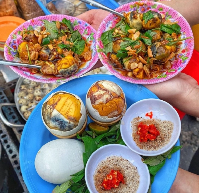 Tiệm hột vịt lộn lụp xụp nhất sài gòn ngày bán 4000 quả khu nhà giàu đắt gấp đôi vẫn đông có quán tự ấp tự soi tự bán - 4