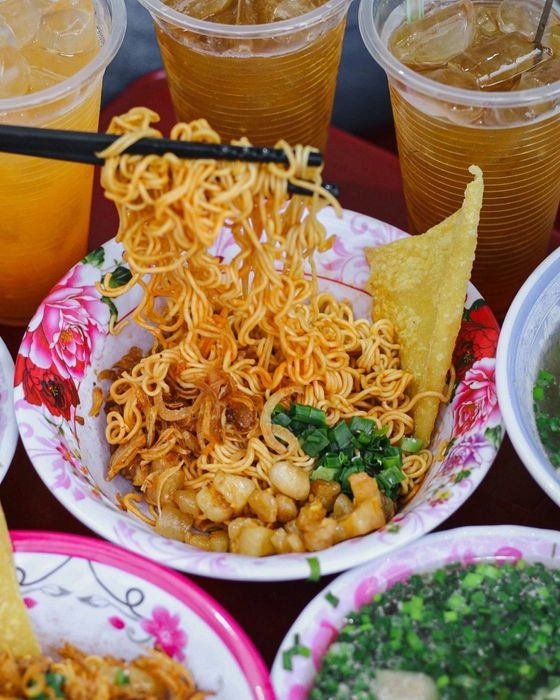 Tiệm mì trộn muối ớt ngon nức tiếng sài gòn bán vỉa hè mà chất lượng ngang nhà hàng khách đứng chờ nườm nượp - 2