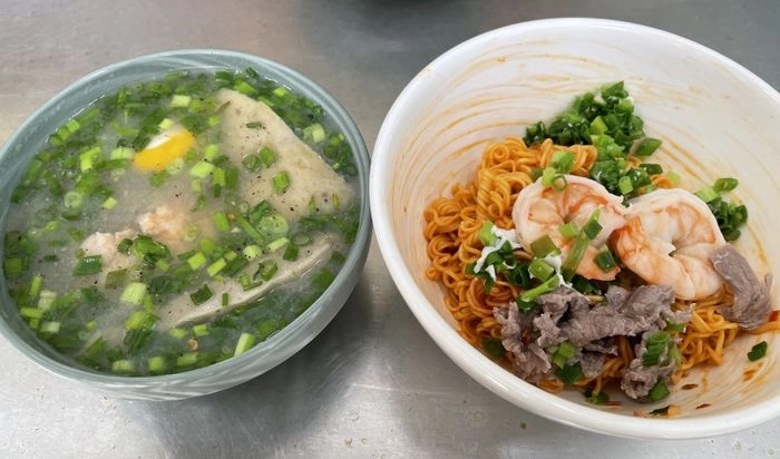 Tiệm mì trộn muối ớt ngon nức tiếng sài gòn bán vỉa hè mà chất lượng ngang nhà hàng khách đứng chờ nườm nượp - 3