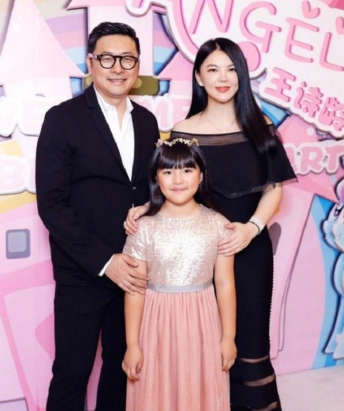 tiểu công chúa chơi noel cùng lưu diệc phi là con gái mc giàu nhất showbiz học phí ở anh gần 700 triệunăm - 3