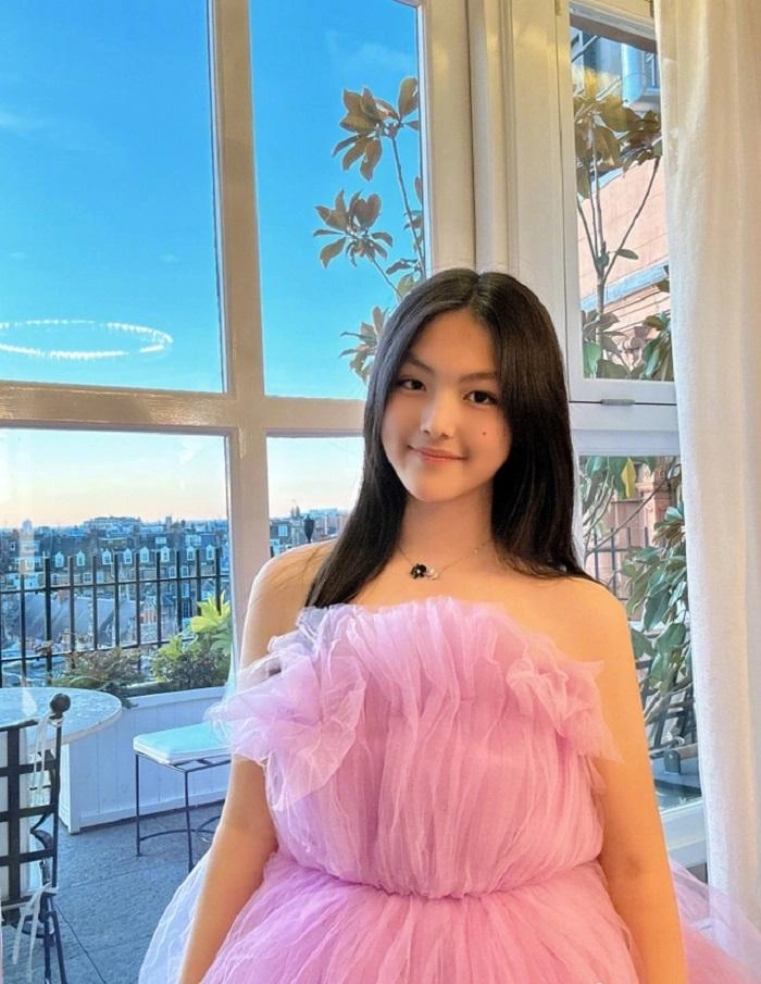 tiểu công chúa chơi noel cùng lưu diệc phi là con gái mc giàu nhất showbiz học phí ở anh gần 700 triệunăm - 6
