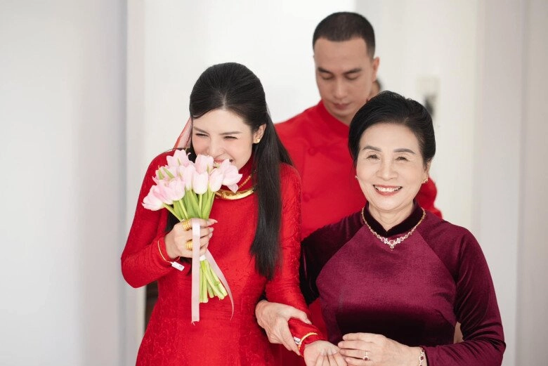 Tiktoker 2 con cưới trai tân bị hàng xóm dị nghị mẹ chồng nói một câu ấm lòng - 6