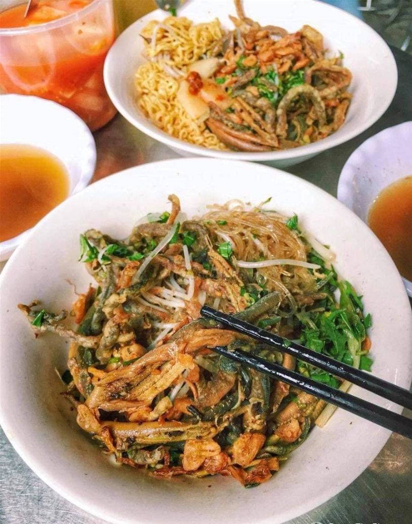 tín đồ món trộn nhất định phải tới 5 quán ngon tại hà nội bún miến bánh đa đủ cả khách xếp hàng kín vỉa hè chờ ăn - 1