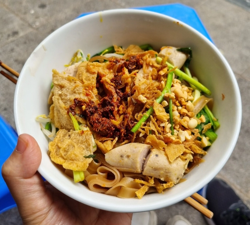 tín đồ món trộn nhất định phải tới 5 quán ngon tại hà nội bún miến bánh đa đủ cả khách xếp hàng kín vỉa hè chờ ăn - 2