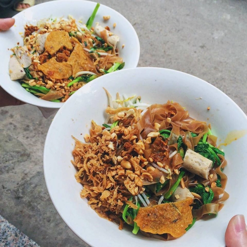 tín đồ món trộn nhất định phải tới 5 quán ngon tại hà nội bún miến bánh đa đủ cả khách xếp hàng kín vỉa hè chờ ăn - 4