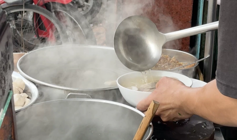 Tô hủ tiếu ba đời đặc biệt vì yếu tố lạ tạo dựng danh tiếng 50 năm tại thủ đức - 4