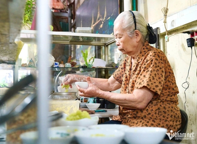 Top 5 quán ăn vặt ngon rẻ ở hà nội khách kiên nhẫn chờ mua - 2