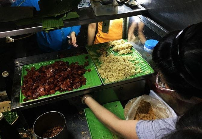Top 5 quán xôi mặn đông nhất sài gòn khách xếp hàng dài mỗi đêm ở tiệm xôi nhà xác phải đóng cửa sớm vì hết hàng - 2