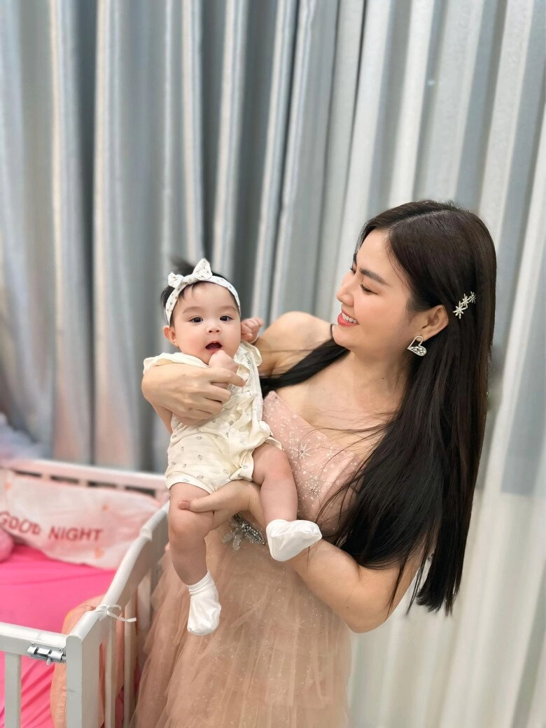 Trái ngược con sao việt ăn dặm ái nữ đỗ mỹ linh khiến mẹ nổi quạu bé khác ngấu nghiến ăn không kịp bón - 6