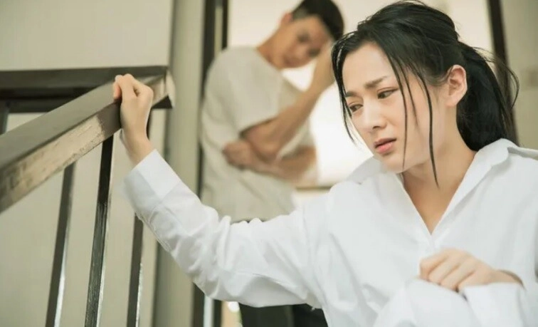 Trở về nhà sau khi ra tòa vợ cũ ném cho chiếc túi đen 2 tháng sau tôi mới mở ra xem - 2