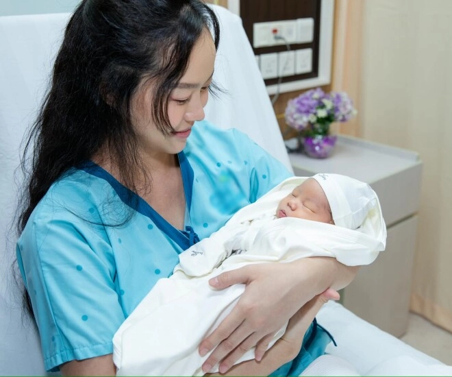 Tronie ngô đón con trai sau 10 tháng cưới vợ hoa hậu khoe diện mạo em bé nhặt hết nét đẹp của bố mẹ - 1