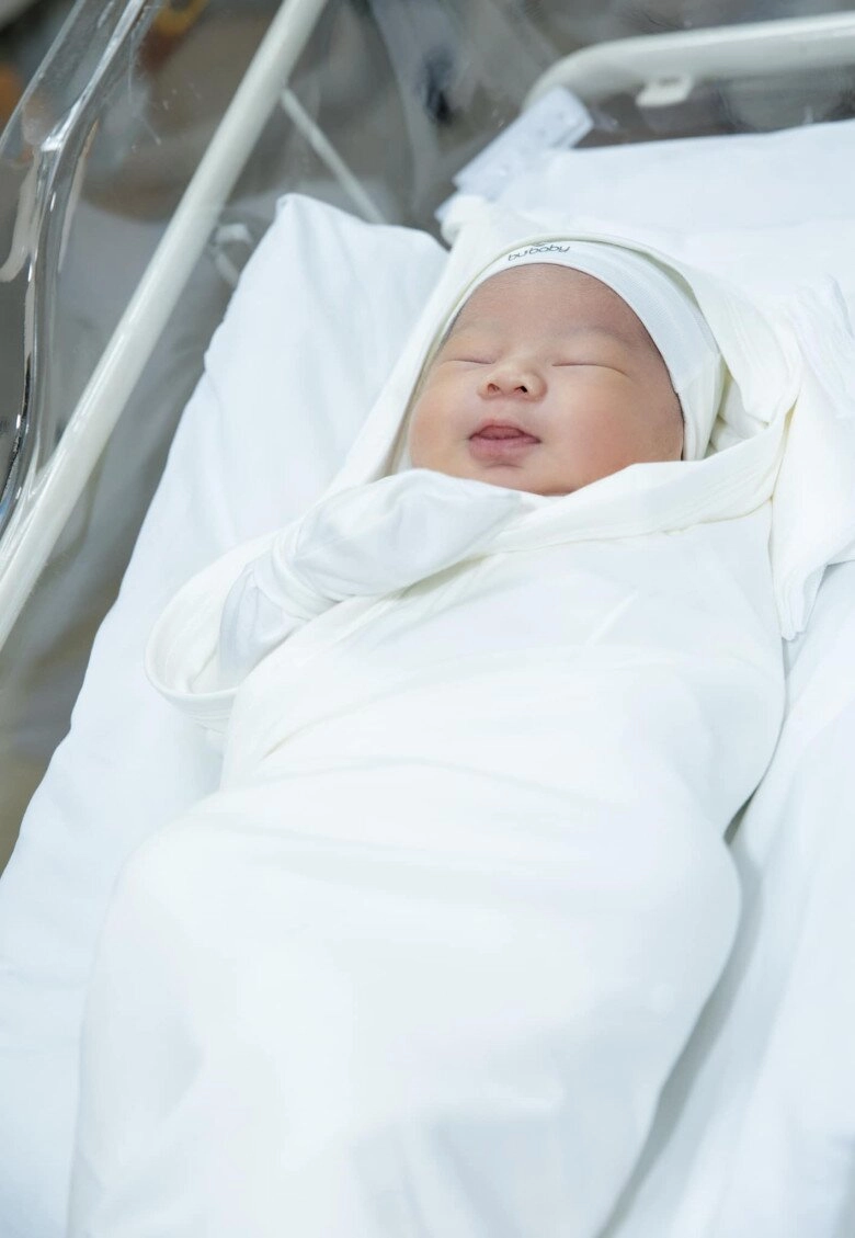 Tronie ngô đón con trai sau 10 tháng cưới vợ hoa hậu khoe diện mạo em bé nhặt hết nét đẹp của bố mẹ - 4