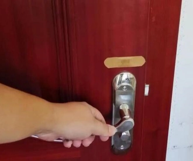 Trước khi ngủ dán một miếng băng urgo lên cửa sẽ giúp mọi nhà thoát khỏi nỗi phiền toái hiệu quả bất ngờ - 1