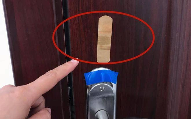 Trước khi ngủ dán một miếng băng urgo lên cửa sẽ giúp mọi nhà thoát khỏi nỗi phiền toái hiệu quả bất ngờ - 3
