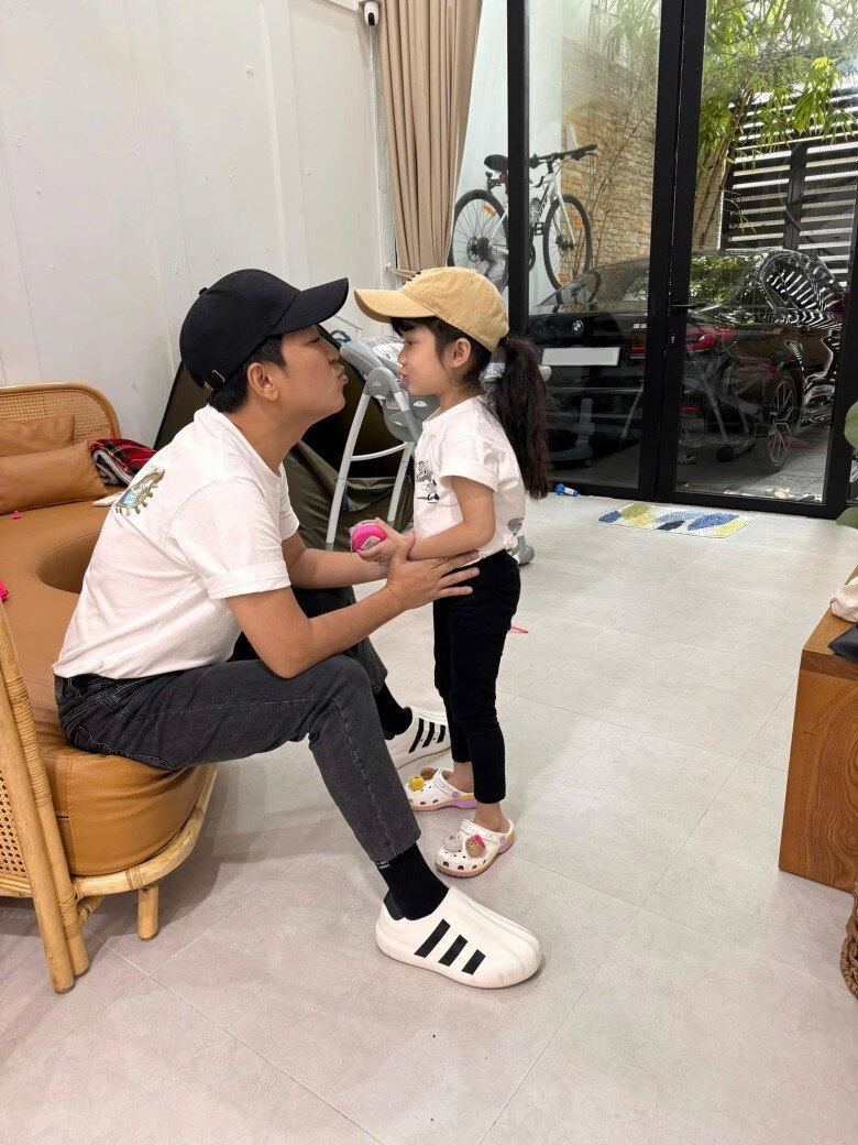 Trường giang chăm con trai cực khéo quý tử lộ mặt liền được nhận xét đúc nguyên khuôn từ ba danh hài - 10