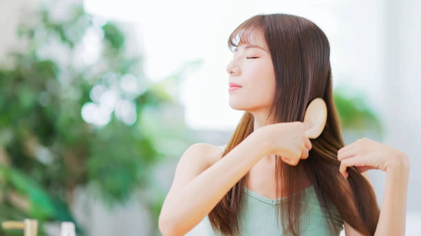 Từ giờ tới tết trước khi đi ngủ cứ làm 3 bước này tóc thêm mượt mà và giảm bạc tóc - 3