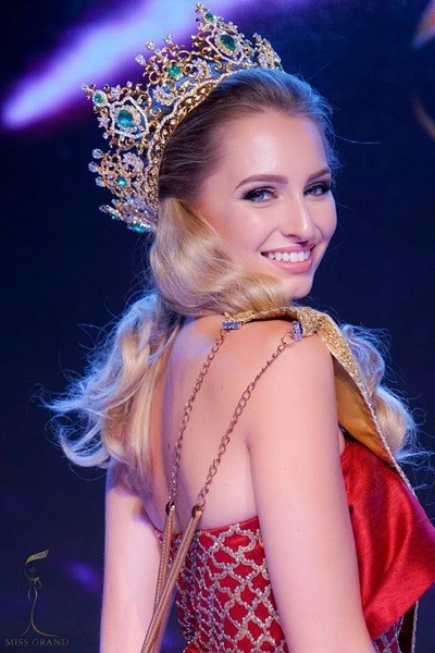Từng có trường hợp từ bỏ vương miện miss grand international trước thae su nyein - 7