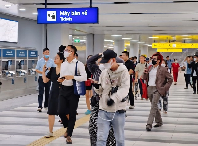 Tuyến metro số 1 miễn phí vé giới trẻ hẹn nhau vi vu thành phố dịp nghỉ lễ - 1