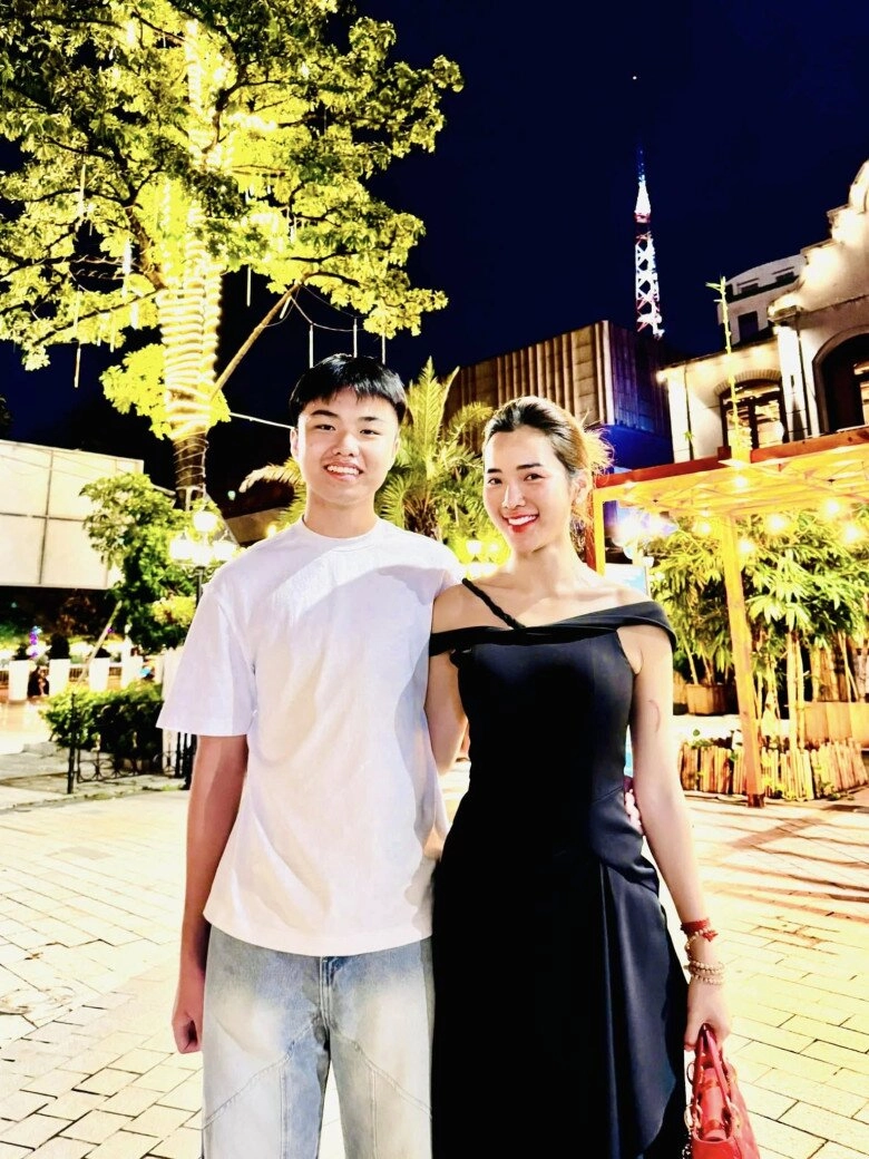 Ưng hoàng phúc bồi hồi tiễn con riêng của vợ đi mỹ định cư hé lộ ngành học của quý tử ở trời tây - 5