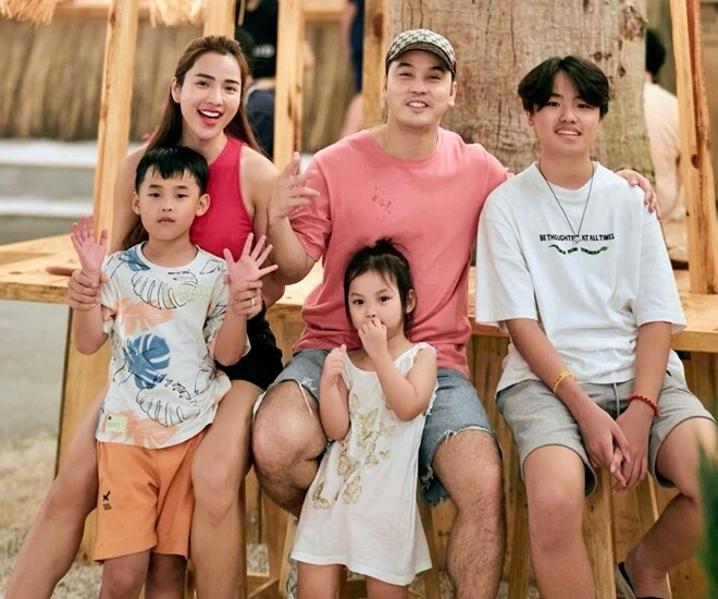 Ưng hoàng phúc tâm sự gia đình từ 5 người nay còn 4 sốt sắng khi con trai riêng của vợ đoàn tụ với bố ruột - 1