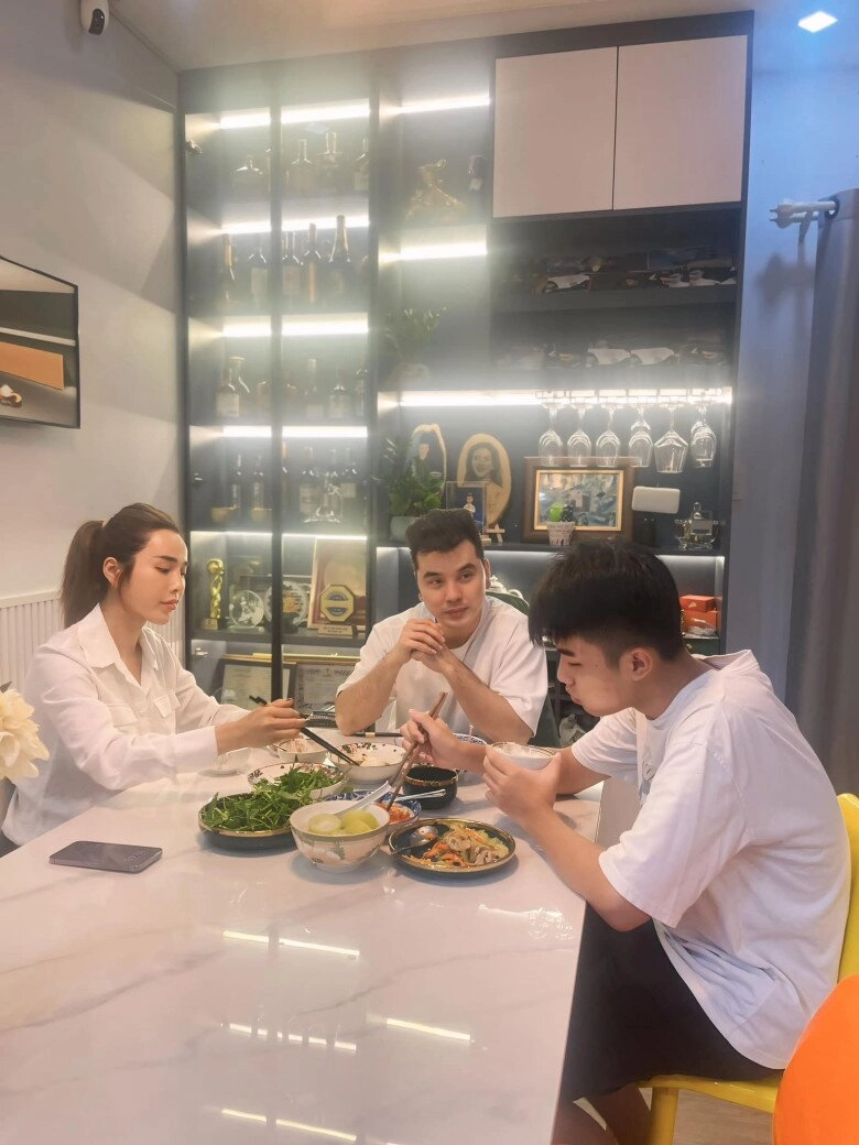 Ưng hoàng phúc tâm sự gia đình từ 5 người nay còn 4 sốt sắng khi con trai riêng của vợ đoàn tụ với bố ruột - 5