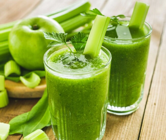 Uống nước rau xanh có mùi hăng nồng vị đắng suốt 2 tuần cô gái nhận về cái kết không ngờ - 1
