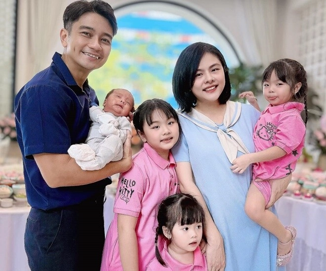 Vân trang bất lực khi cả 4 con đều là bản sao của ông xã doanh nhân nhà đông con nên lúc nào cũng rộn ràng - 1