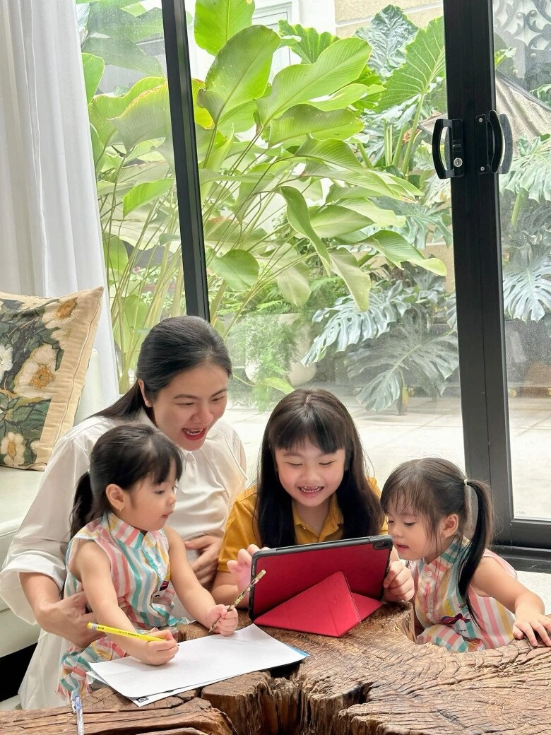 Vân trang bất lực khi cả 4 con đều là bản sao của ông xã doanh nhân nhà đông con nên lúc nào cũng rộn ràng - 5