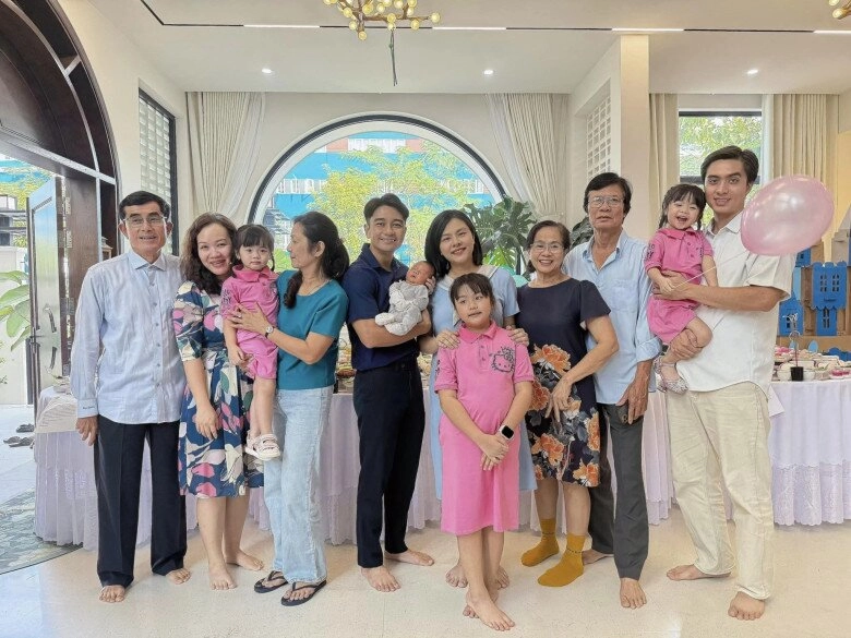 Vân trang khoe con trai mới sinh là bản sao của ba doanh nhân gia đình đông quân số có tiệc đầy tháng độc lạ - 2