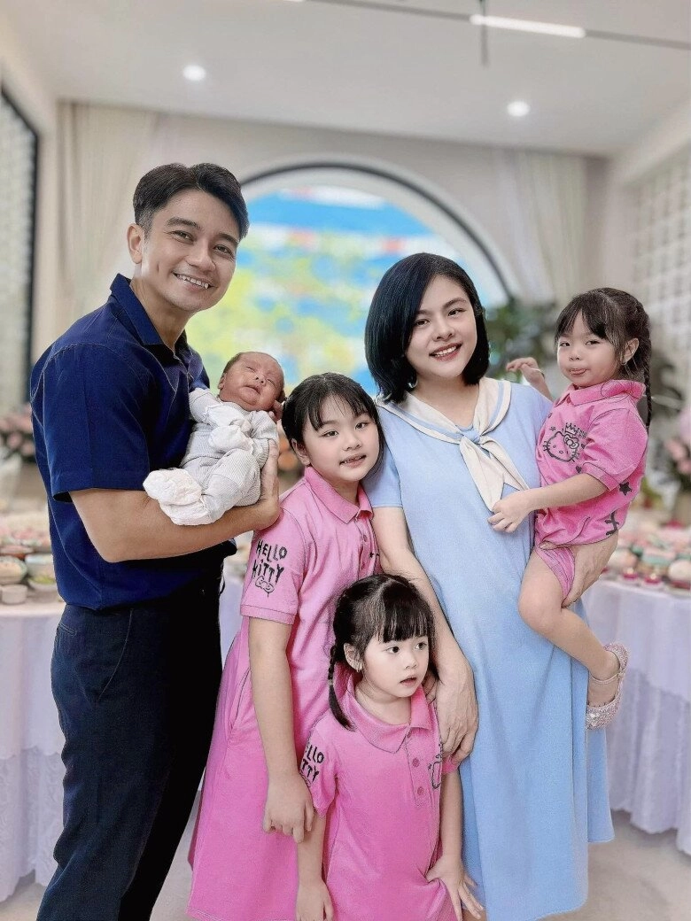 Vân trang khoe con trai mới sinh là bản sao của ba doanh nhân gia đình đông quân số có tiệc đầy tháng độc lạ - 3