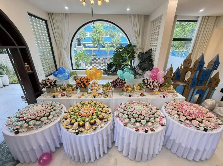 Vân trang khoe con trai mới sinh là bản sao của ba doanh nhân gia đình đông quân số có tiệc đầy tháng độc lạ - 4