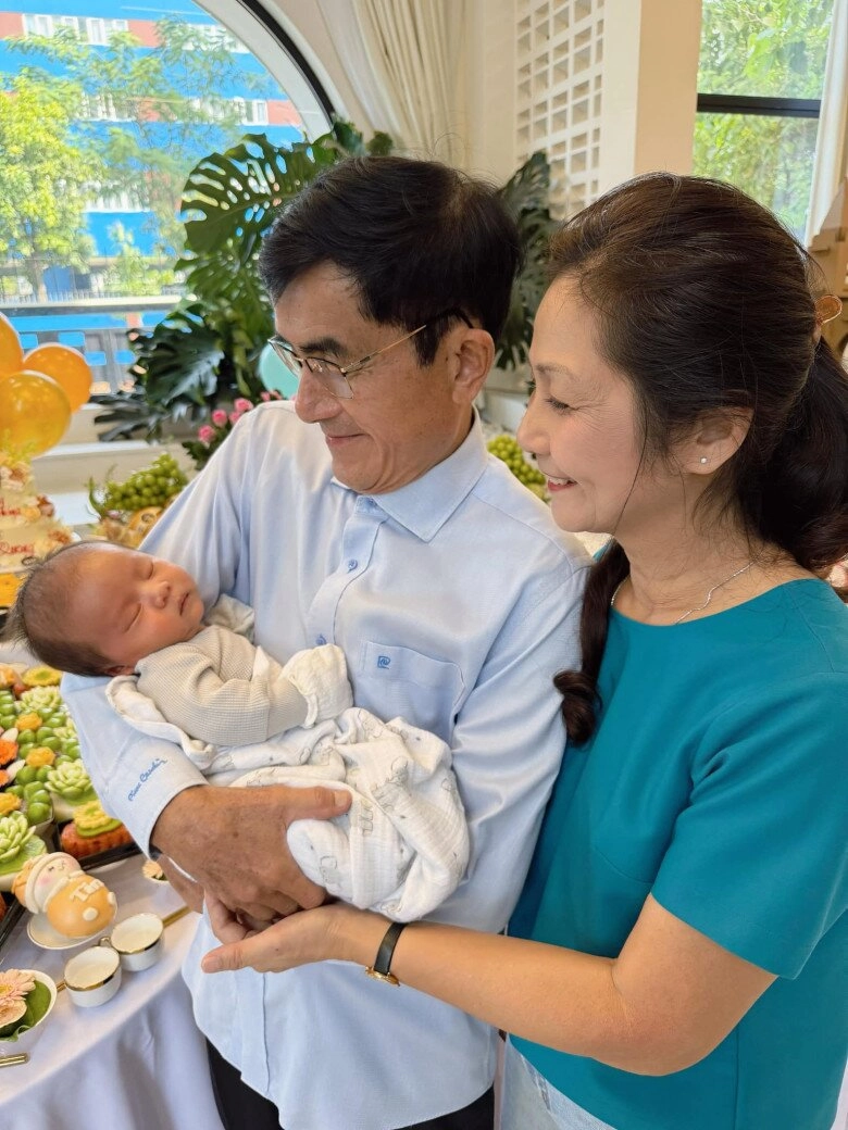 Vân trang khoe con trai mới sinh là bản sao của ba doanh nhân gia đình đông quân số có tiệc đầy tháng độc lạ - 7
