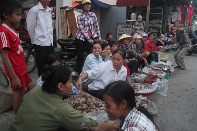 Về khu chợ độc nhất vô nhị ở hải phòng chỉ bán một loại thịt rùng rợn mà cực kỳ đông khách - 2