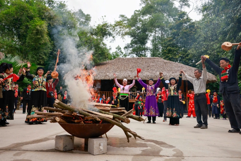 Về làng thái hải dự lễ tạ ơn nét đẹp uống nước nhớ nguồn của người tày - 1