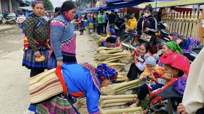 Về lào cai đi phiên chợ đông đúc bậc nhất mua thứ chỉ ở nơi này mới bán - 2