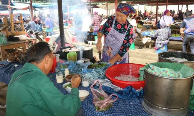 Về lào cai đi phiên chợ đông đúc bậc nhất mua thứ chỉ ở nơi này mới bán - 3