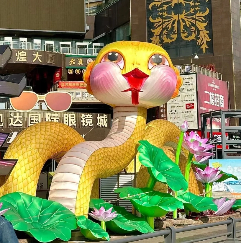 Vẻ ngoài độc lạ của linh vật rắn khổng lồ trên phố đi bộ gây tranh cãi - 2