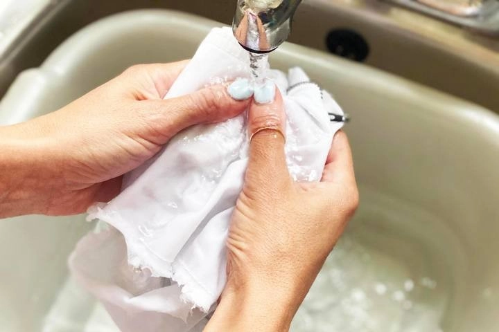 Vệ sinh đồ lót đúng cách cần nhất là nước giặt chuyên dụng vì sao - 3