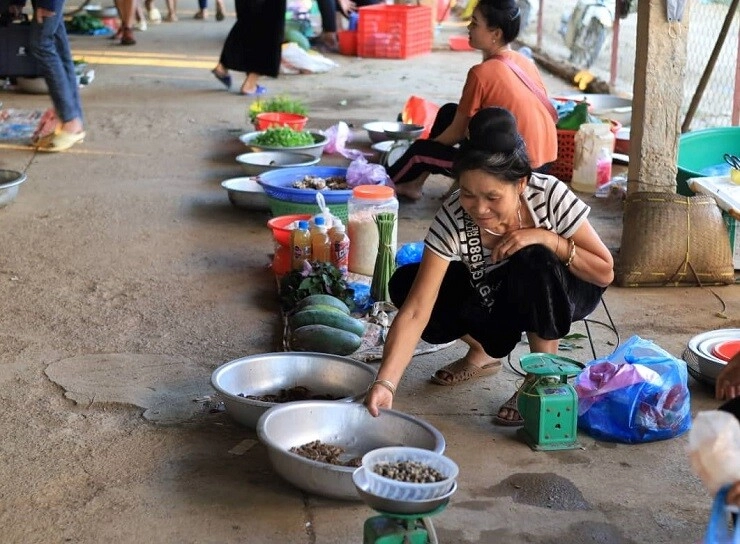 Về sơn la ghé phiên chợ kỳ lạ bậc nhất chỉ họp 4 tiếngngày mà bán hết veo nhờ một loại hàng - 4