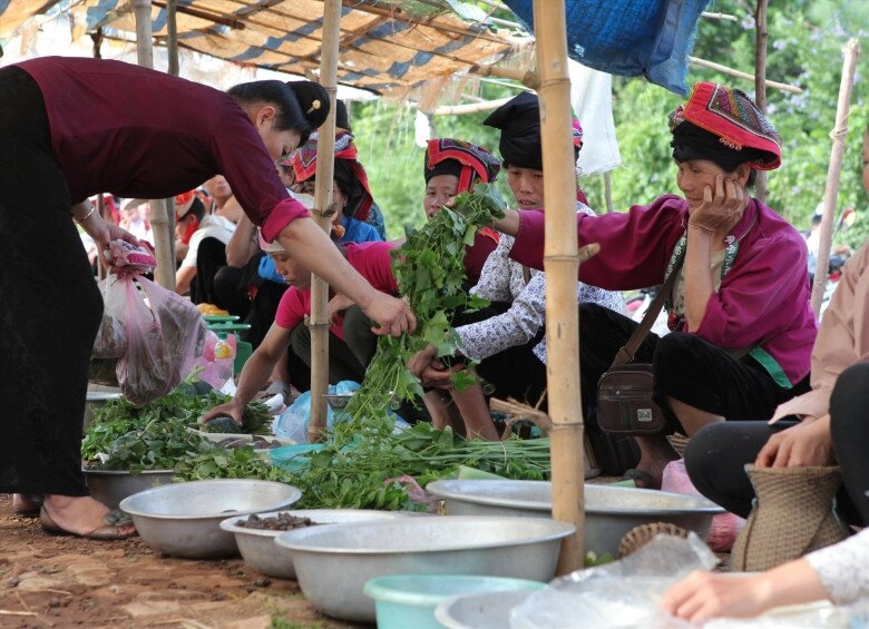 Về sơn la ghé phiên chợ kỳ lạ bậc nhất chỉ họp 4 tiếngngày mà bán hết veo nhờ một loại hàng - 5
