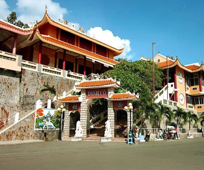 Về vũng tàu ghé thăm điện thờ kỳ bí gắn liền với sự tích thiếu nữ tài hoa bạc mệnh mỗi dịp lễ đông đúc không chỗ chen - 1