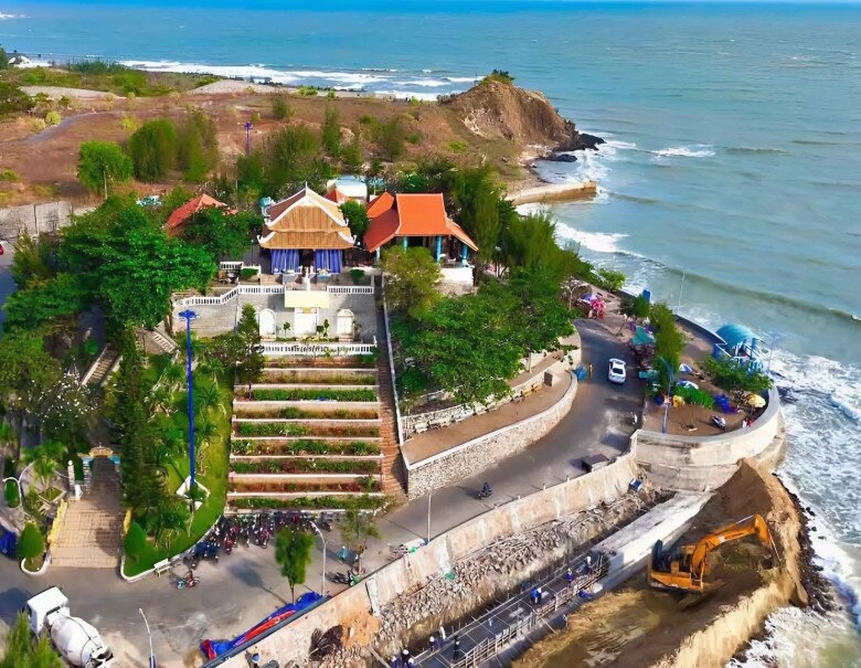 Về vũng tàu ghé thăm điện thờ kỳ bí gắn liền với sự tích thiếu nữ tài hoa bạc mệnh mỗi dịp lễ đông đúc không chỗ chen - 2