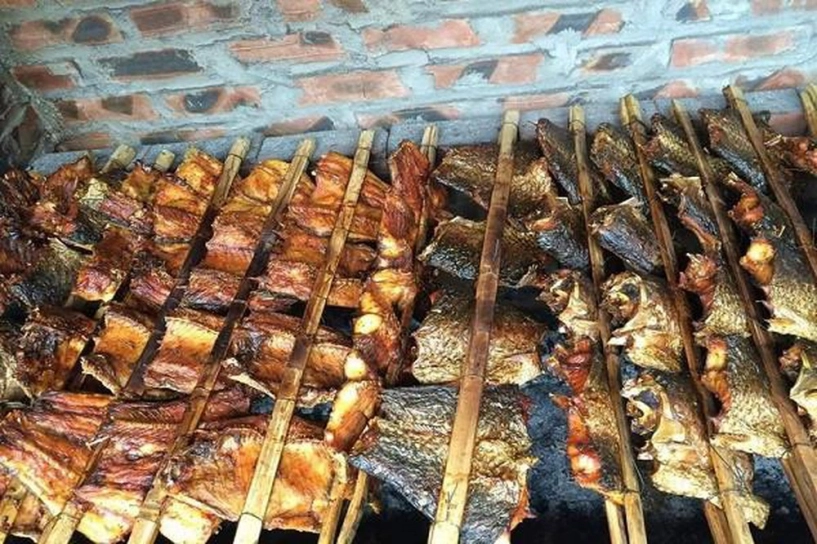 Vị ngon khó cưỡng từ đặc sản quê lúa thái bình cá nuôi loại to chỉ ăn cỏ được nướng gần 10 tiếng trên than hoa - 1